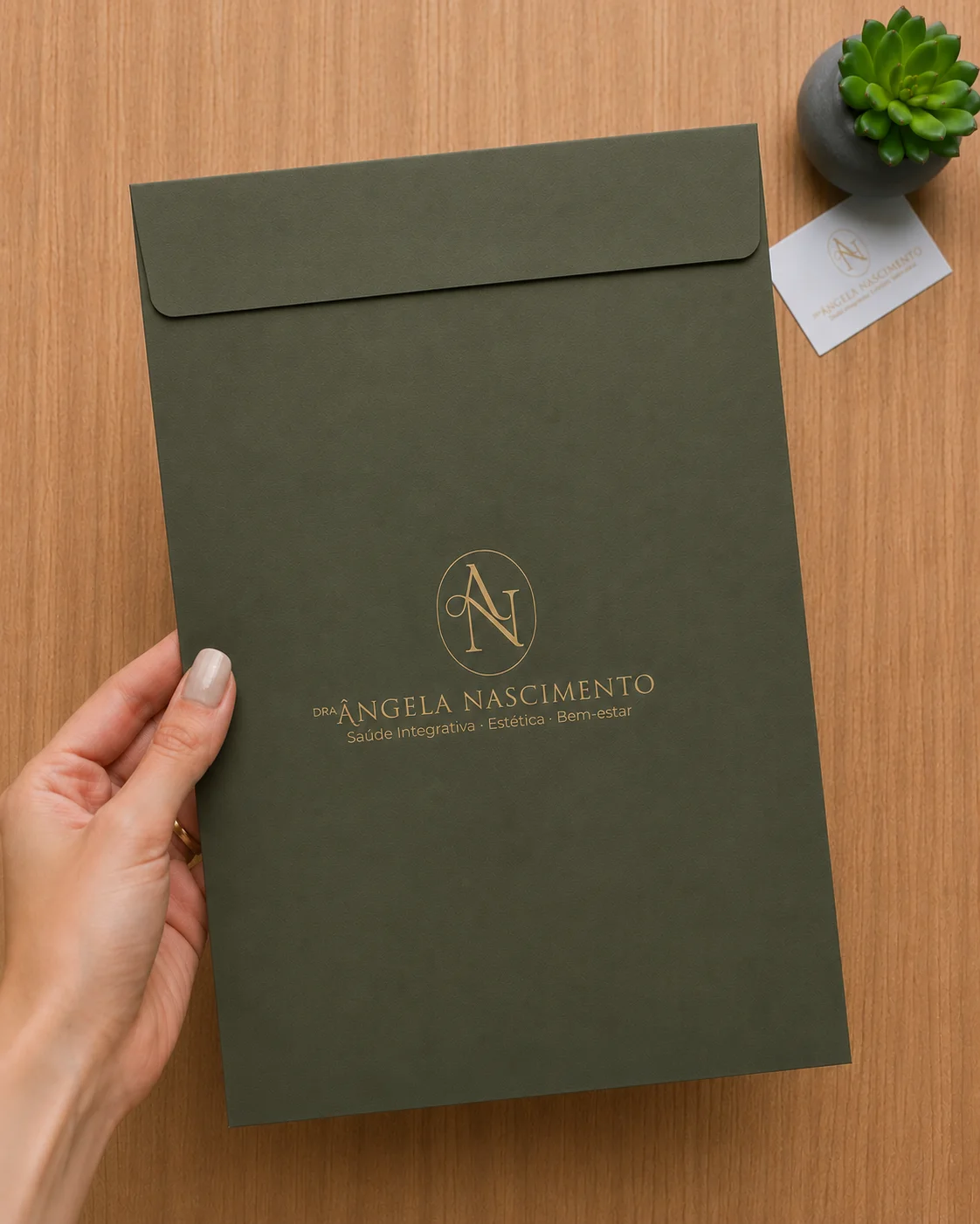 Envelope personalizado com monograma dourado